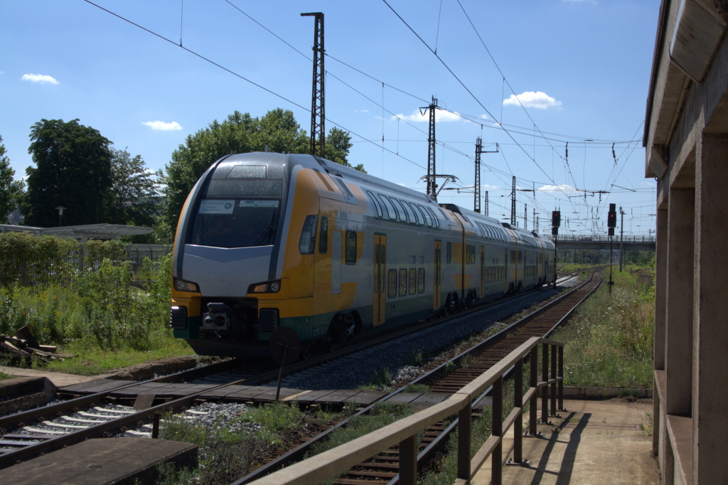 ODEG 445 108-4, ein neuer Tw mit der Bezeichnung  Stadler KISS , am 01.08.2012 Lz Richtung Berlin, bei der Durchfahrt in Naumburg Hbf. (Foto: Heinz-Stefan Neumeyer)