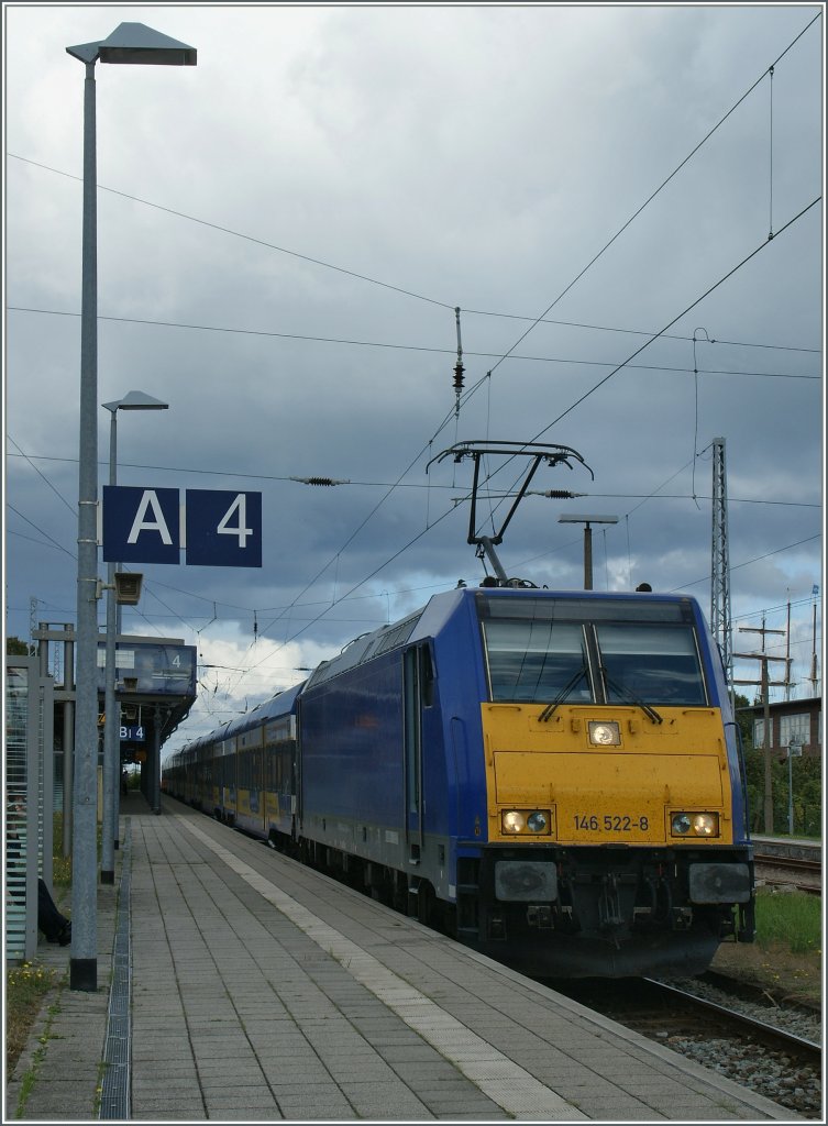 ...oder aufgebgelt aber dafr im Wolkenschatten zeigt sich die 146 522-8 vor dem Interconex in Warenmnde am 19. Sept. 2012