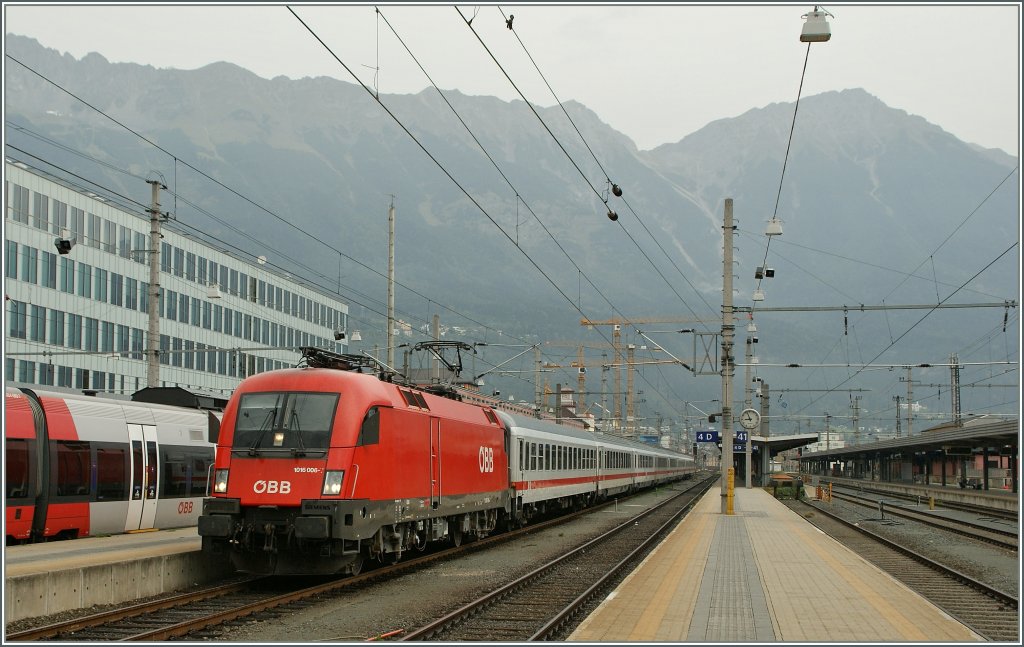 BB 1016 016-7 mit dem IC 118 von Salzburg nach Mnster bei der Abfahrt in Innsbruck. 17.09.2011