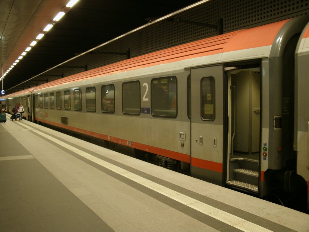 BB 2.Klassewagen Bmz 73 81 21-91 185-8 eingereiht,am 26.Mrz 2012,im EC 173 Hamburg Altona-Villach.Aufgenommen in Berlin Hbf(tief).