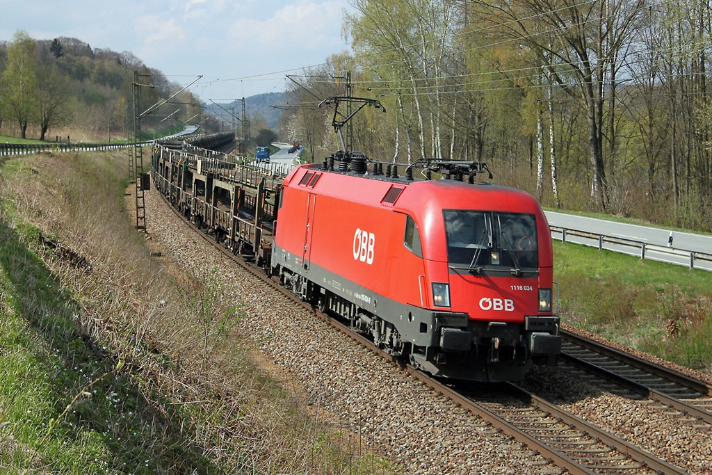 BB Taurus 1116 034 mit Leerwagenzug wenige Kilometer nach Vilshofen auf der Fahrt in Richtung Passau. Fotografiert bei Hausbach am 12.4.2012. 