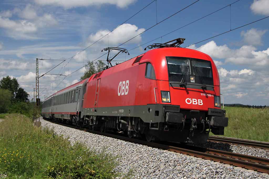 BB-Taurus 1116-122 mit EC von Mnchen in Richtung Rosenheim. Aufgenommen am 12.6.2011 bei Ostermnchen.