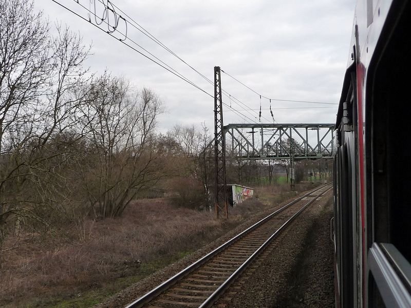 �stliche Bahnhofsausfahrt von Naumburg Hbf. Wo heute eine Unterf�hrung existiert, gab es fr�her an dieser Stelle einen Bahn�bergang; 27.03.2010 (Foto: Ralf Kuke)