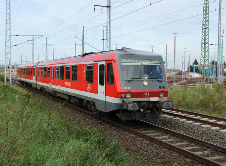 oh oh hat der Lokfhrer etwar geschlafen?die Anzeige stimmt nicht ganz:
RE 4324 von Rostock Hbf nach Ludwigslust kurz nach der Ausfahrt im Rostocker Hbf.20.09.2011