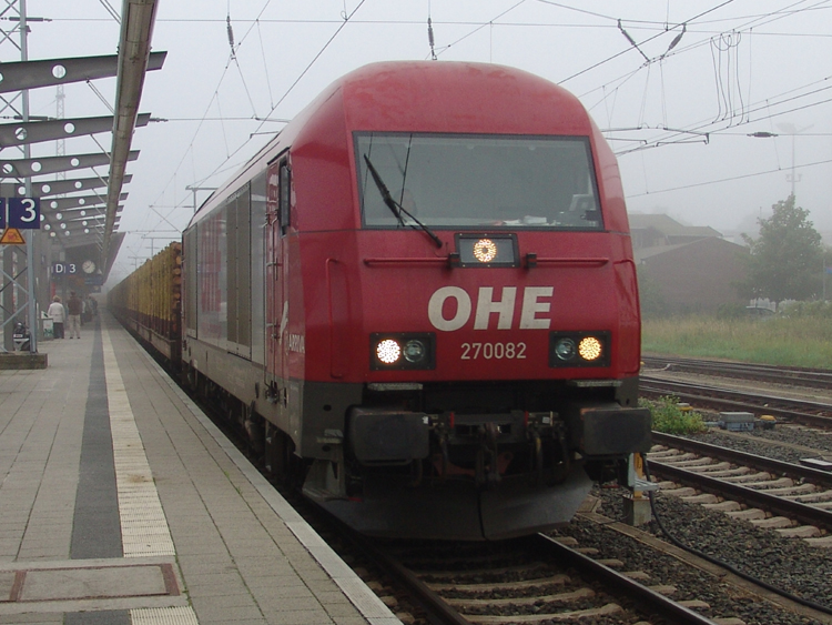 OHE 270082 mit Holzzug von Rostock-Bramow Richtung Stendal-Niedergrne bei der Durchfahrt im Rostocker Hbf(11.09.10)