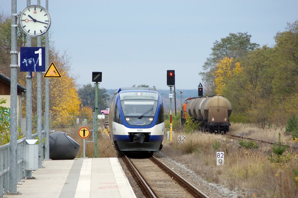 OLA 0004 als MR 51 (MR 99613) nach Brandenburg Hbf, bei der Einfahrt in die Haltestelle Premnitz Nord. 03.11.2010