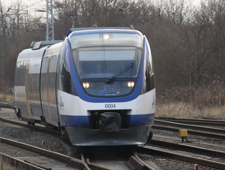 OLA 79759 von Rostock Hbf nach Gstrow bei der Einfahrt im Bahnhof Gstrow.19.12.2011