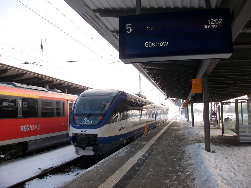 OLA-Triebwagen 0006 nach Gstrow am 04.Dezember 2010 in Rostock Hbf.