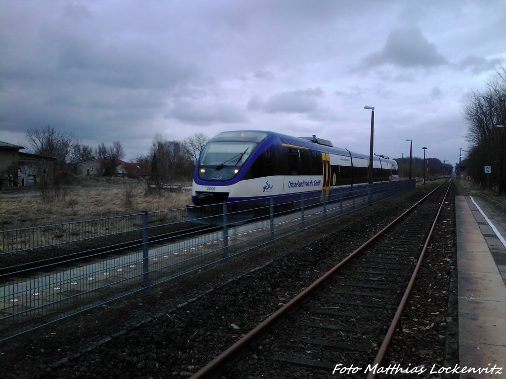 OLA VT 0006 mit Ziel Btzow bei der Einfahrt in den Bahnhof Reuterstadt Stavenhagen am 13.4.13