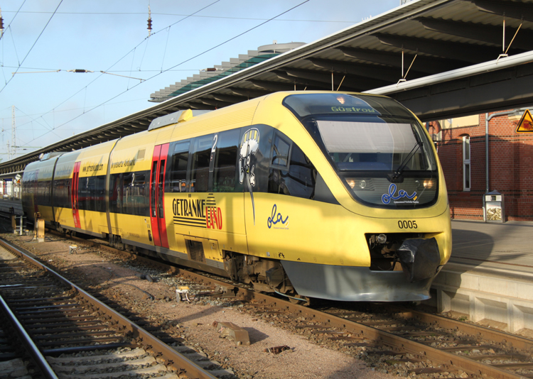 OLA79761 von Rostock Hbf nach Gstrow kurz vor der Ausfahrt im Rostocker Hbf.19.12.2011