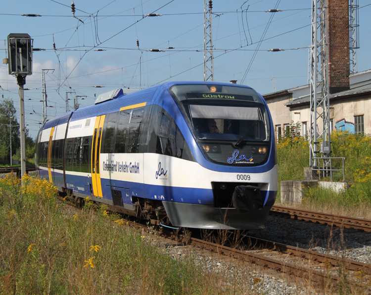 OLA79763 von Rostock Hbf nach Gstrow via Rostock-Seehafen bei der Ausfahrt im Rostocker Hbf.02.09.2011