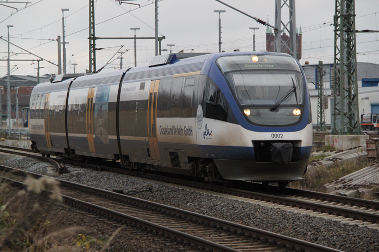 OLA79763 von Rostock Hbf nach Gstrow bei der Ausfahrt im Rostocker Hbf.06.12.2011