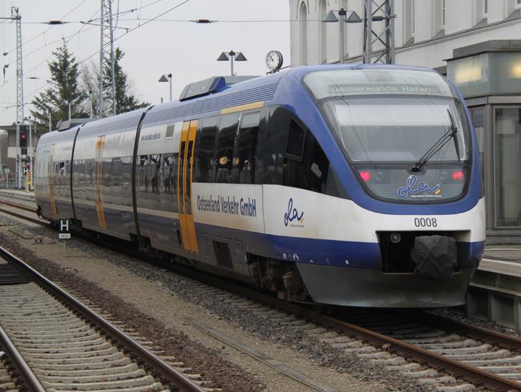 OLA79801 von Btzow nach Ueckermnde Stadthafen kurz nach der Ankunft im Bahnhof Gstrow.28.12.2011