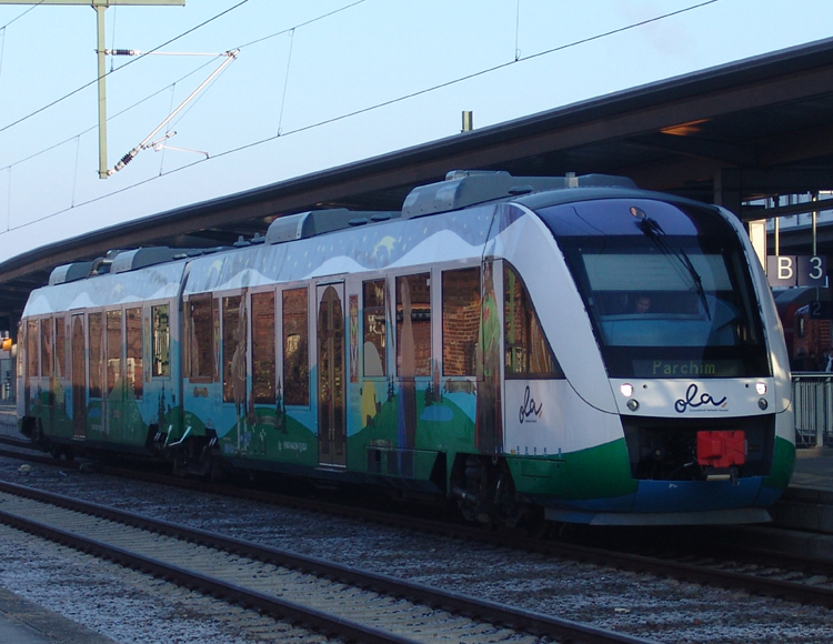 OLA79843 von Gadebusch nach Parchim kurz vor der Ausfahrt im Schweriner Hbf.(29.01.2011)