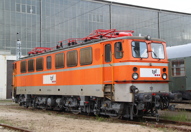 Oranger Holzroller abgestellt im Bahnwerk Neustrelitz 
(Netinera Werke GmbH)Aufgenommen am 17.06.2011