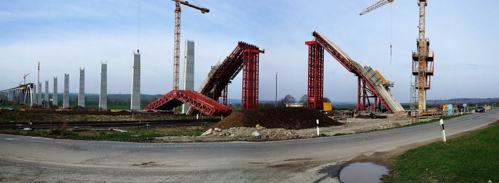 Panoramabild von der Unstruttalbr�cke am Bahn�bergang der L177 in Karsdorf am 4. April 2011