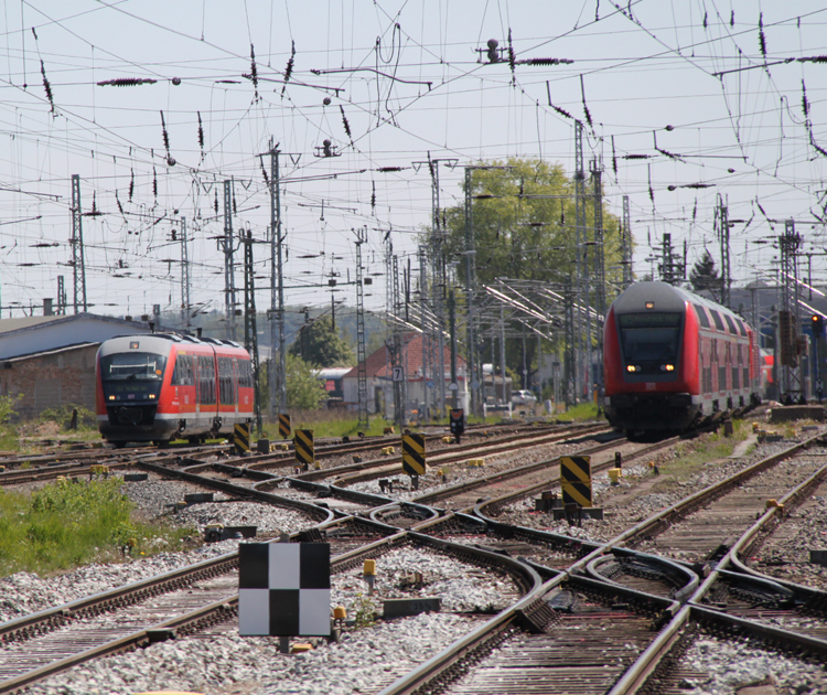 Paralelleinfahrt im Rostocker Hbf link´s S3 von Rostock-Seehafen/Nord und recht´s RE 4356 von Lutherstadt Wittenberg Beide Zge haben sich ein Kopf an Kopf Rennen geliefert.(08.05.2011)