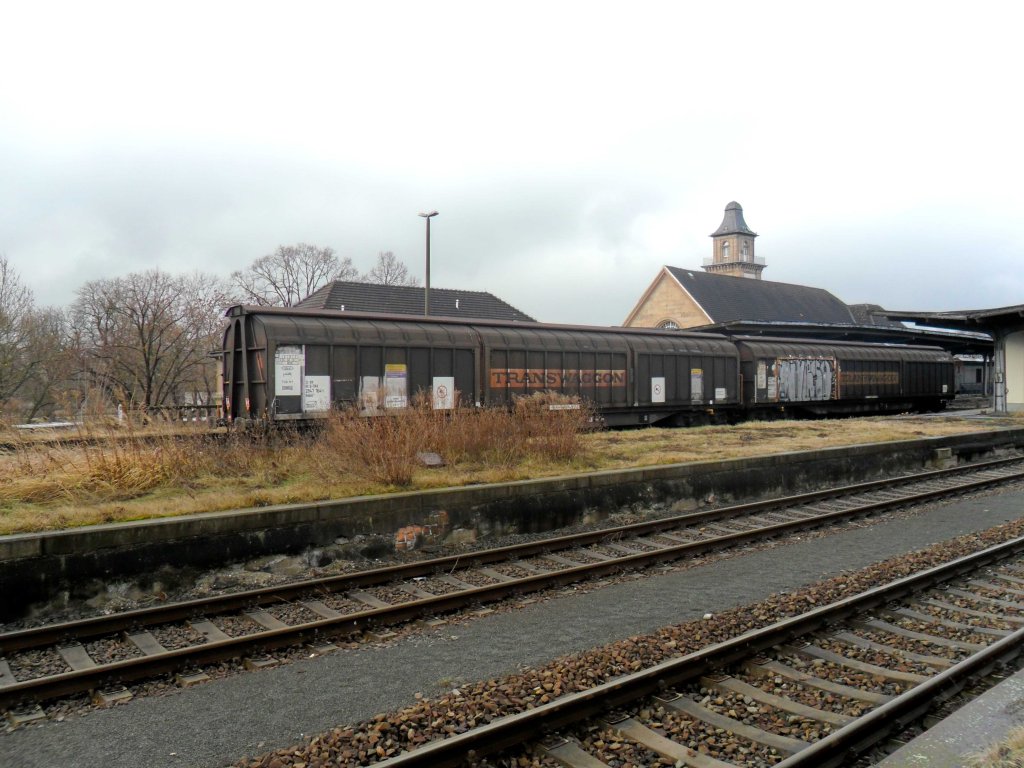 Parken am Bahnsteig 1 in Zeitz. Diese 2 Schiebewandwaggons geh�ren der Fa. Transwaggon Hamburg. TRANSWAGGON ist seit �ber 45 Jahren spezialisiert auf die europaweite Bereitstellung von G�terwagen zum Transport aller Arten von Trockeng�tern; 25.01.2012