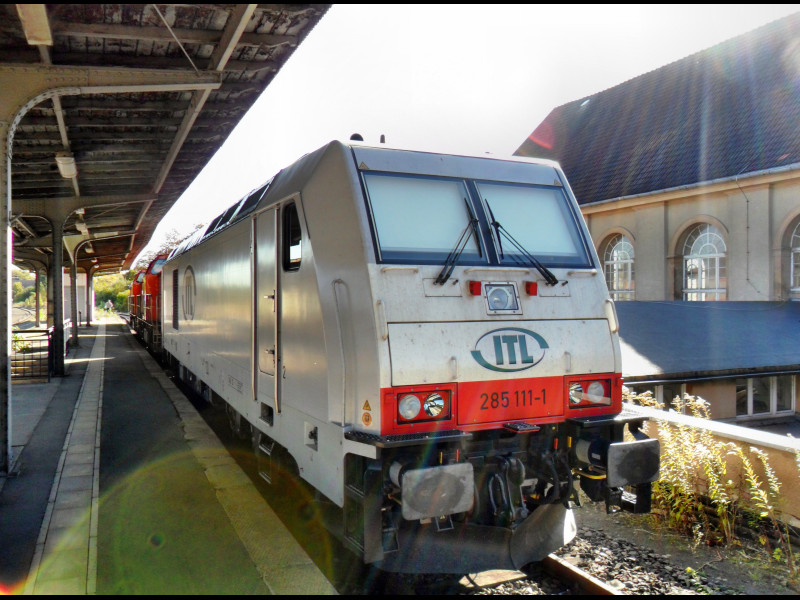  Parken auf Gleis 1 in Zeitz . ITL 285 111-1 am 30.09.2012 w�hrend der Abstellung. 