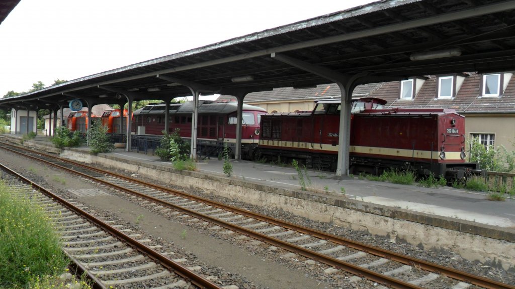 Parkplatz in Zeitz - Gleis 1 wird regelm��ig als Abstellungsgleis genutzt. Die hvle ist relm��ig anwesend. Die zwei anderen Loks der LEG 232 158-6 und 202 484-2 der waren eher ein Gl�ckstreffer. Die V160.1 und V160.4 der hvle waren als Doppel unterwegs; 02.07.2011
