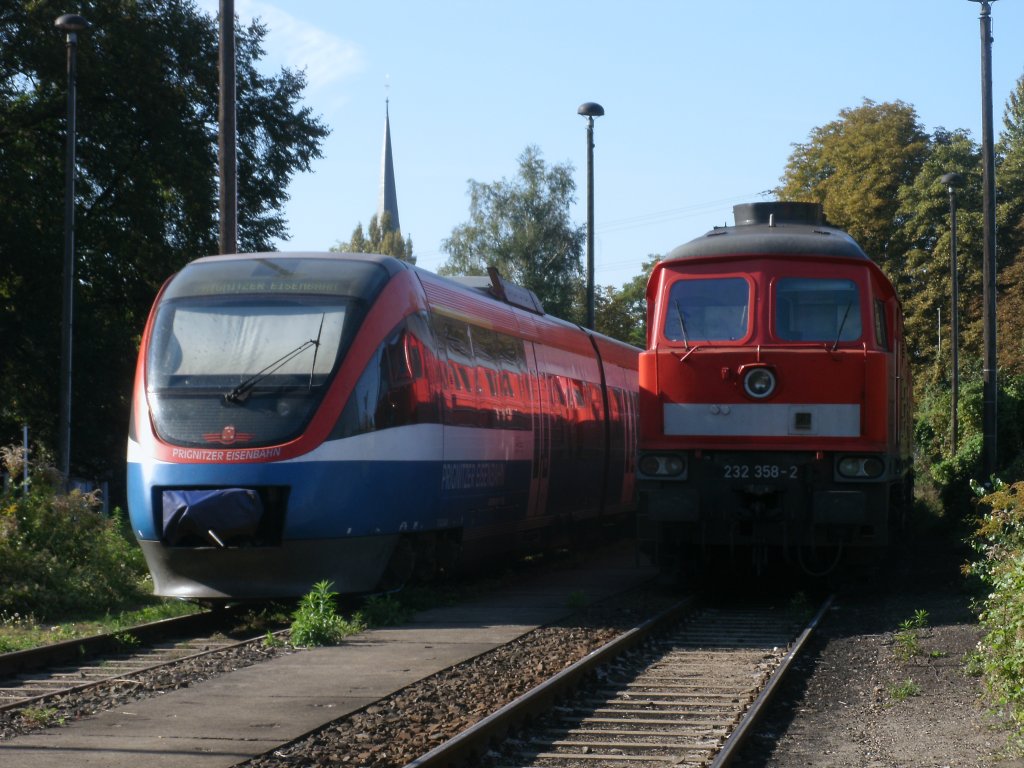 PEG VT643.04 und 232 358 nebeneinander,am 01.Oktober 2011,in der Einsatzstelle Berlin Lichtenberg. 