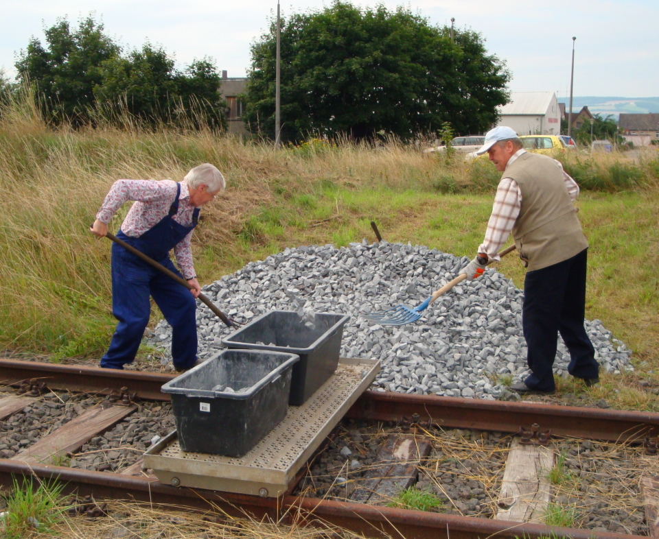 Per Hand und kleiner Schiebelohren wurde der neue Schotter an die ben�tigte Stelle transportiert; 08.08.2010 (Foto: G�nther G�bel)
