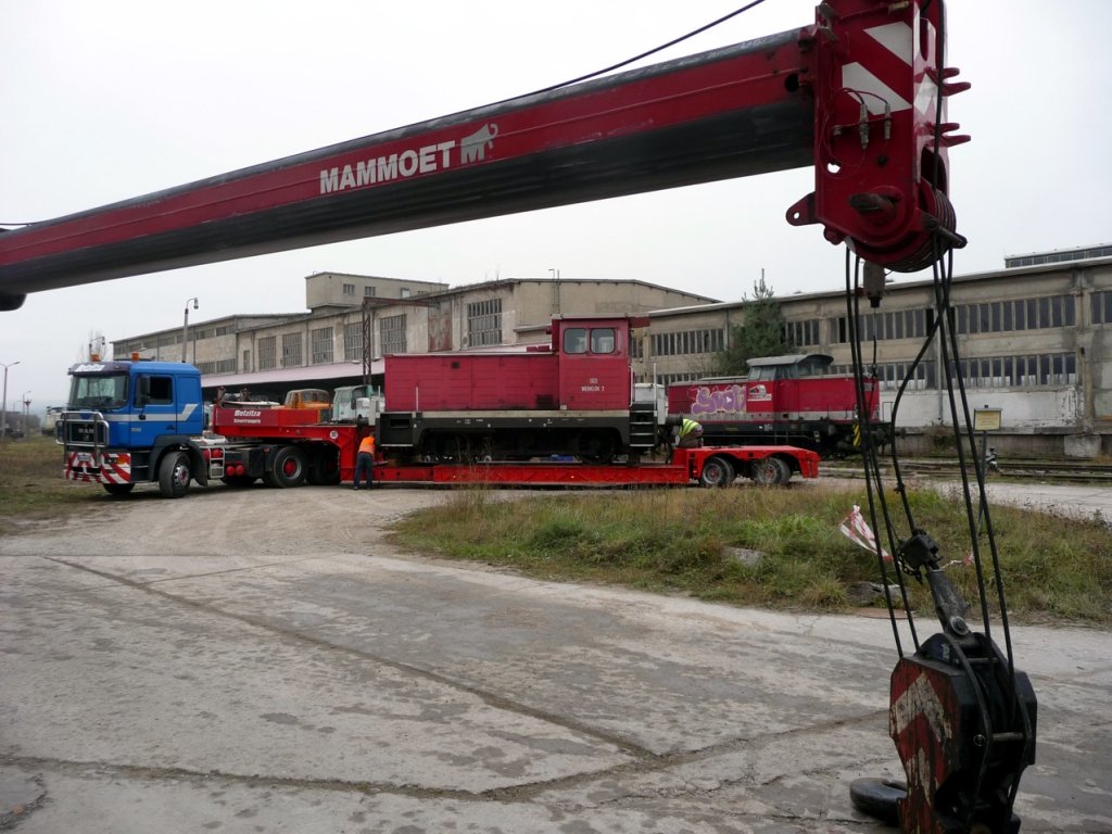 Per Kran wird die 312 113-4 gleich am Standort Karsdorf vom Tieflader gehoben. Die Lok war bisher bei der DB in Erfurt im internen Verschubdienst im Einsatz; 18.11.2011 (Foto: Klaus Pollm�cher)