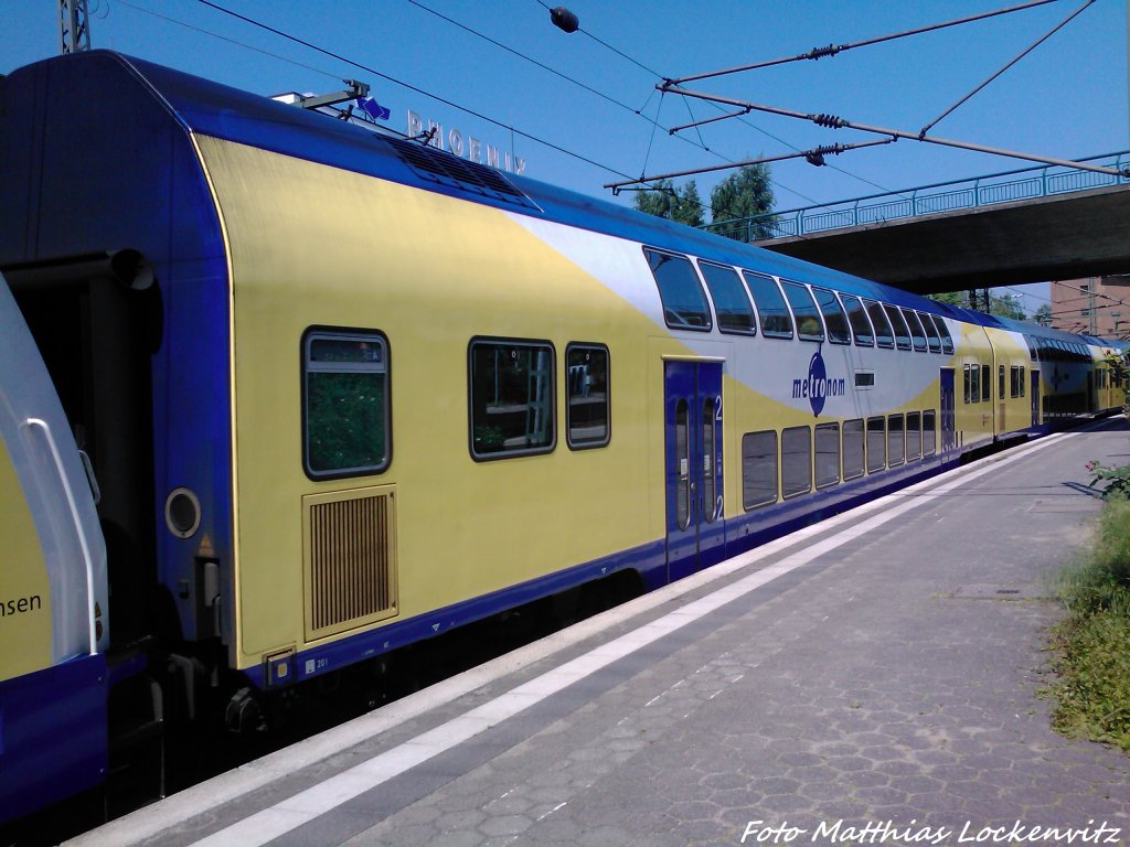 Personenwagen (Dosto) des Metronom im Bahnhof Hamburg-Harburg am 8.6.13