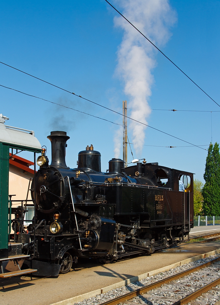 Pfingstdampf Festival bei der Museumsbahn Blonay-Chamby - Die HG 3/4 Zahnraddampflok B.F.D.  N 3  (Brig–Furka–Disentis-Bahn) steht mit Ihrem Zug am 27.05.2012 im Bahnhof Blonay zur Weiterfahrt nach Vevey bereit. 
Diese Lok wurde 1913 von SLM unter der Fabriknummer 2317 gebaut. Insgesamt wurden zehn dieser Loks des Typs HG 3/4 ab 1913 durch die Brig–Furka–Disentis-Bahn beschafft. Die von der Schweizerischen Lokomotiv- und Maschinenfabrik Winterthur (SLM) gebauten Zahnradlokomotiven kamen nach ihrer Ausmusterung in der Schweiz auch in Frankreich und Vietnam zum Einsatz, diese hier kam 1969 zur Museumsbahn B-C. Bis heute sind vier Exemplare betriebsfhig erhalten, drei davon bei der Dampfbahn Furka-Bergstrecke (DFB). Weiterhin gingen berreste der der Nr. 2 und 8 Vietnam wieder zur BFD. 