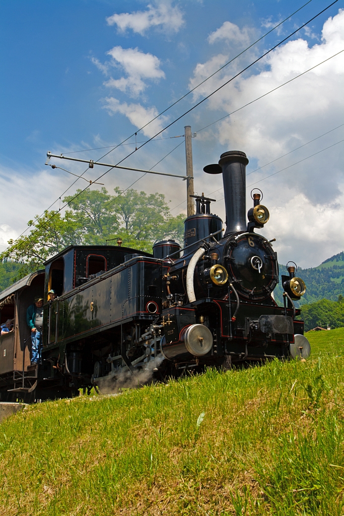 Pfingstdampf Festival bei der Museumsbahn Blonay-Chamby: Die G 3/3 Dampftenderlokomotiven BAM Nr. 6  mit Personenzug fhrt am 27.05.2012 von Blonay nach Chamby, hier kurz hinter dem Haltepunkt  Cornaux.. Die Lok 1901 von der Schweizerische Lokomotiv- und Maschinenfabrik (SLM) in Winterthur unter der Fabriknummer 1341, fr die JS (Jura–Simplon-Bahn) gebaut,  hier hatte sie die Lok Nr. 909. Ab 1902 gehrte die Bahn zur SBB und die Lok erhielt die Nr. 109, 1921 wurde sie dann an die BAM (Bire–Apples–Morges-Bahn) verkauft. 