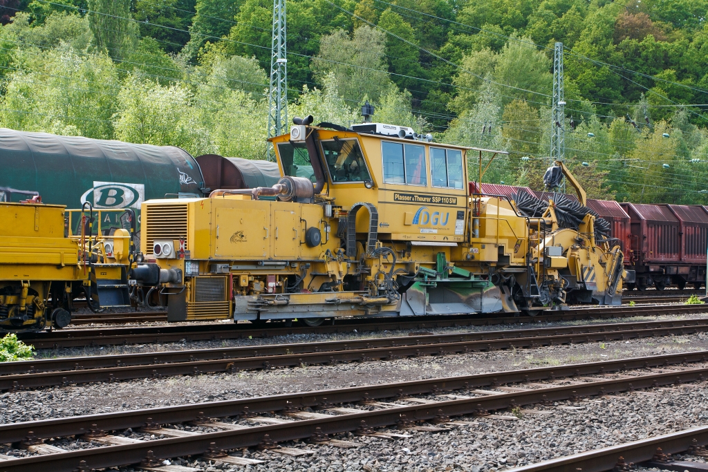 Plasser & Theurer Schnellschotterplaniermaschine SSP 110 SW der  Kabelfresser  der Deutsche Gleisbau Union (DGU), Koblenz, abgestellt am 13.05.2012 in Betzdorf/Sieg. Die Maschine hat einen  Deutz BF8M 1015C  Motor mit 400 kW Leistung der die Maschine bei Eigenfahrt auf 100 km/h Geschwindigkeit bringt.
