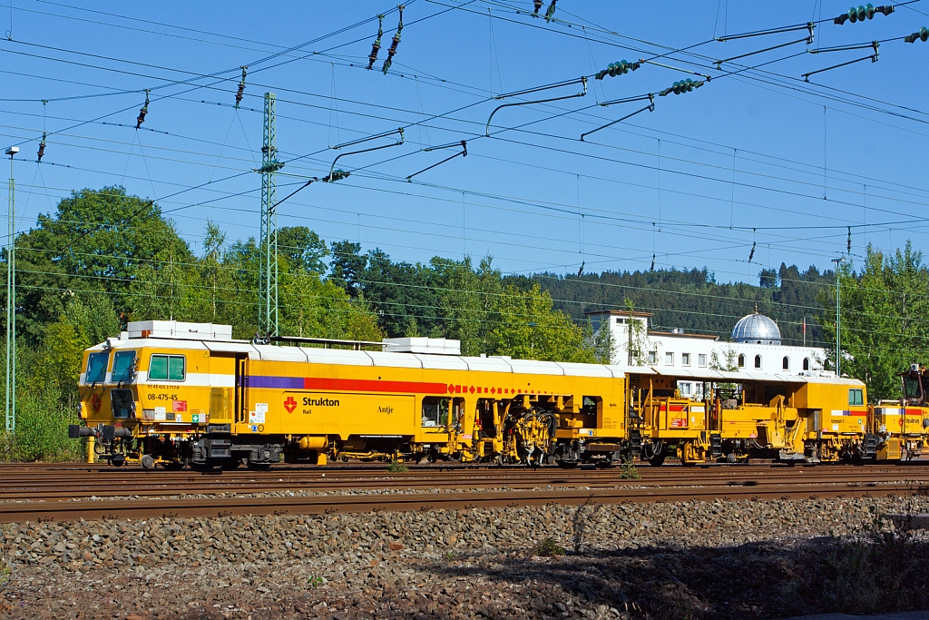 Plasser und Theurer Universalstopfmaschine 08-475 Unimat 4S  Andje  (Schweres Nebenfahrzeug Nr. 97 43 42 537 17-8) der Niederländischen Fa. Strukton Rail b.v. mit einer Niederlassung in Kassel, abgestell am 08.09.2012 in Betzdorf/Sieg.   
Die Maschine wurde 2004 unter der Maschine-Nr. 1251 gebaut. 
Techn. Daten:  Gesamtlänge über Puffer 35.290 mm  >  Anzahl der Achsen 6  >  Gewicht 111.500 kg  >  Max. Eigenfahrgeschwindigkeit 100 km/h   >  Leistung 480 kW   >  Spurmaß 1.435mm.