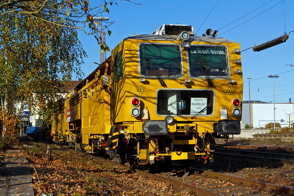 Plasser und Theurer Zweischwellenstopfmaschine (Nivellier-, Hebe-, Richt- und Stopfmaschinen) 09-32 CSM (Schweres Nebenfahrzeug Nr. 97 40 68 006 17-6) der DB Bahnbau Gruppe, abgestell am 28.10.2012 in Siegen-Weidenau. 
Die 09-32 CSM sind kontinuierlich arbeitende Stopf,- Hebe- und Richtmaschinen. Der kontinuierliche Arbeitsablauf ermglicht sehr hohe Schichtleistungen.
Die Maschine wurde 2003 unter der Fabriknummer 3101 gebaut, sie hat einen Deutz BF12L 513C Motor mit 348 kW Leistung der die Maschine bei Eigenfahrt auf 100 km/h Geschwindigkeit bringt.
Das Stopfen im Bereich von Weichen ist mit ihr nicht mglich.