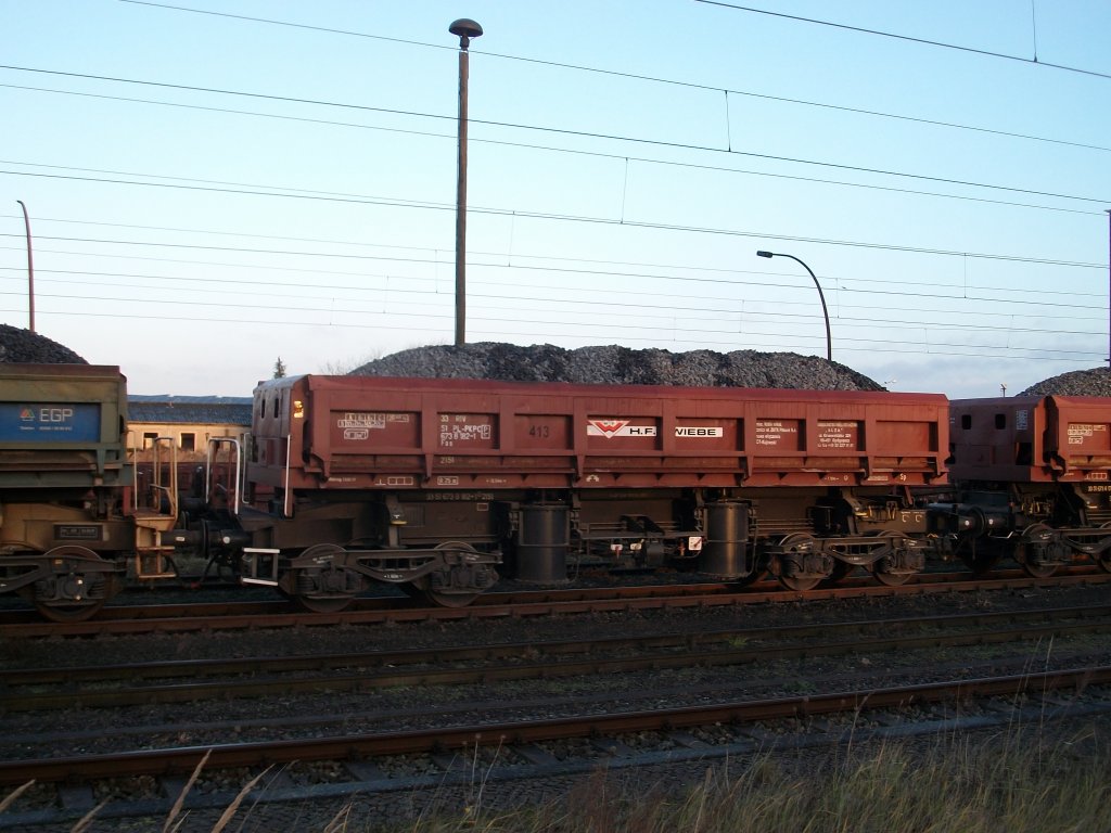 Polnischer Seitenkippwagen im Einsatz bei H.F.Wiebe am 13.November 2010 in Bergen/Rgen.