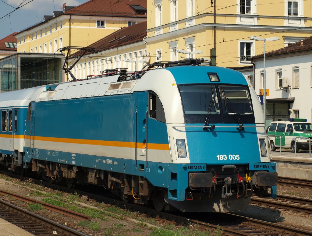 Potrait des 183 005 im Regensburger Hbf am 28.7.11.