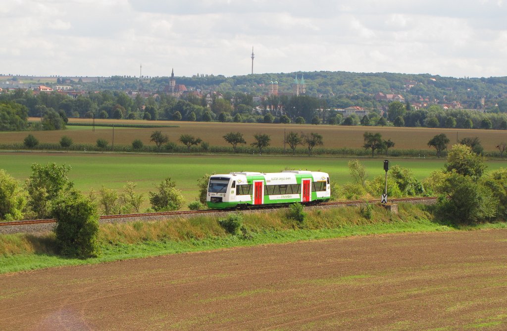 Premiere f�r einen RS1 auf dem unteren Teil der Unstrutbahn in Sachsen-Anhalt. Am 08.09.2012 fuhr der EB VT 307 (95 80 0650 246-1 D-EIB) als Winzerfestsonderzug von Gera Hbf nach Freyburg, zum gr��ten Weinfest Mitteldeutschlands und ist hier bei Kleinjena zu sehen. Im Hintergrund erkennt man noch die Domstadt Naumburg. Damit war diese Fahrt eine Premierenfahrt f�r ein Regioshuttle auf dem Abschnitt Zeitz - Teuchern - Naumburg - Freyburg.
