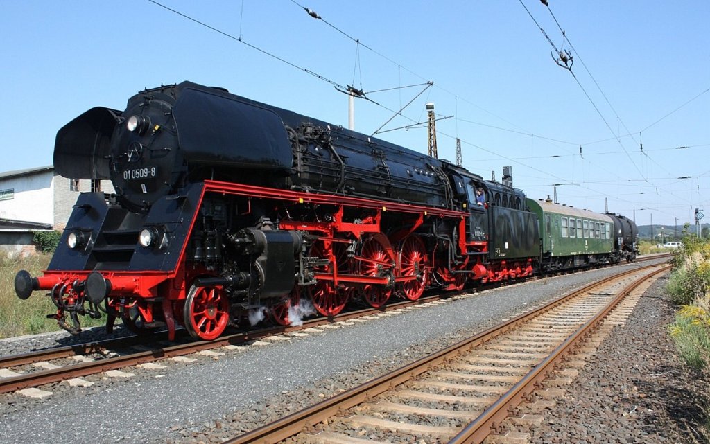PRESS 01 0509 am 02.09.2011 auf der Fahrt zu den Meininger Dampfloktagen, beim kurzen �berholungshalt in Naumburg Hbf. (Foto: Peter Stumpf)