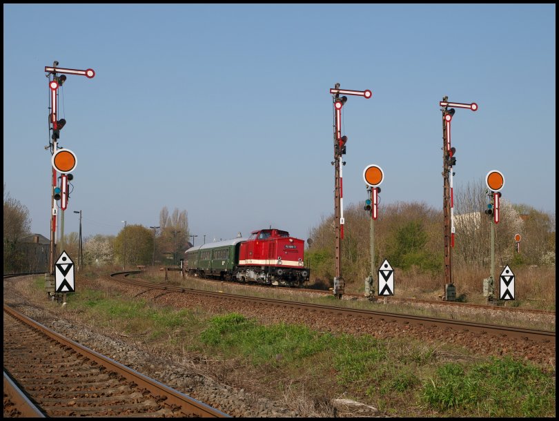 PRESS 112 565-7 mit einem Sonderzug aus Schwarzenberg auf der Fahrt in die Domstadt Naumburg, bei der Ausfahrt in Zeitz; 25.04.2010 (Foto: Steffen Tautz)