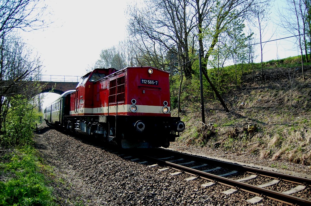 PRESS 112 565-7 mit einem Sonderzug des VSE Schwarzenberg nach Naumburg, bei der Einfahrt in Teuchern; 25.04.2010 (Foto: Hans-J�rg Winterberg)