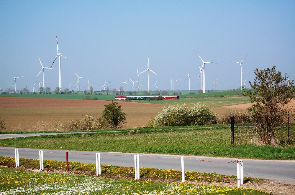 PRESS 112 565-7 mit einem Sonderzug des VSE Schwarzenberg nach Naumburg, zwischen Teuchern und Krauschwitz; 25.04.2010 (Foto: Hans-J�rg Winterberg)