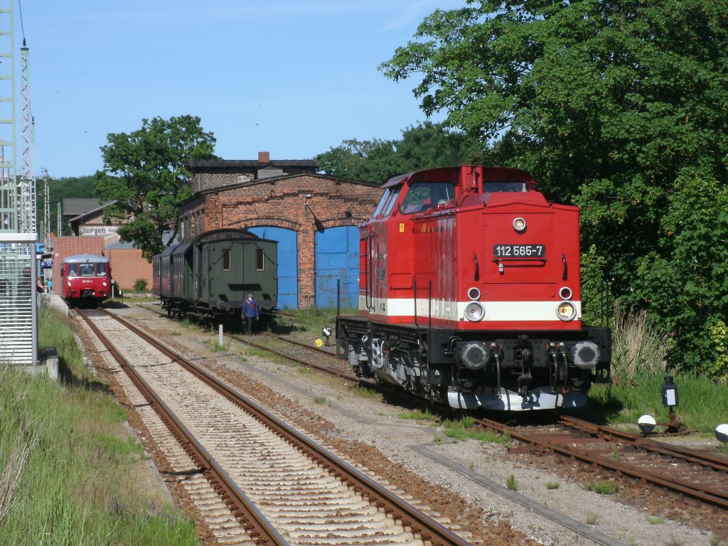 PRESS 112 565 bernahm,am 04.Juni 2011,in Bergen/Rgen,den Schweriner Traditionszug.