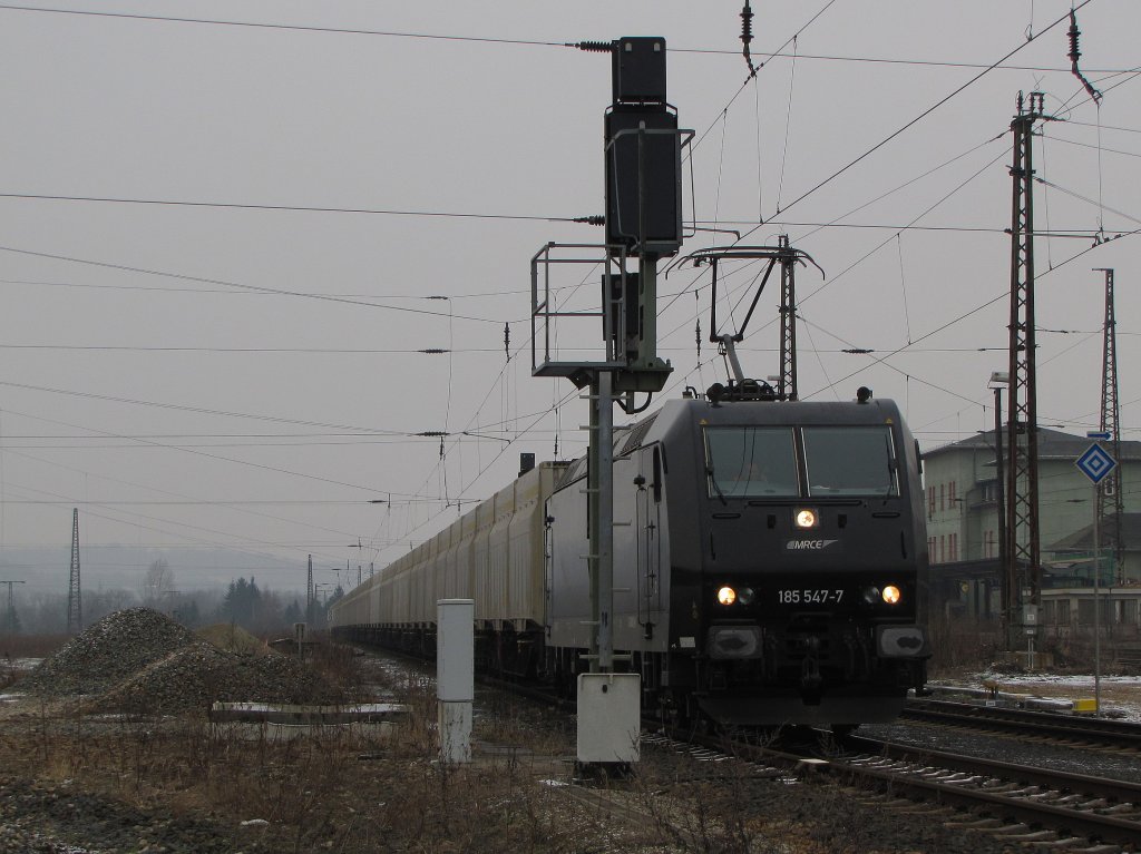 PRESS 185 547-7 (91 80 6185 547-7 D-DISPO) mit innofreight-Wagen Richtung Gro�heringen, in der �berholung in Naumburg Hbf; 19.02.2011