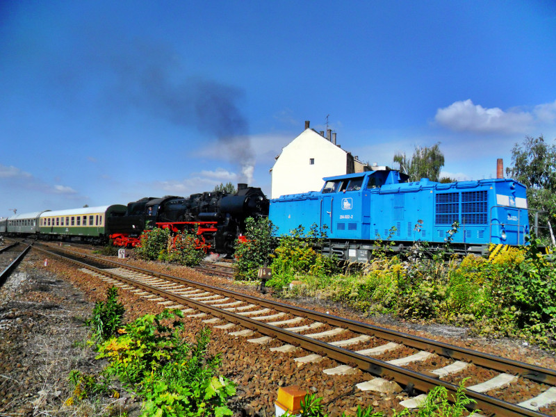 PRESS 204 022-2 + EMBB 52 8154-8 mit dem Winzerfestsonderzug DPE 80578 von Leipzig-PLagwitz nach Freyburg. P�nktlich um 11:21 Uhr verl��t der Sonderzug am 08.09.2012 den Bf Zeitz.