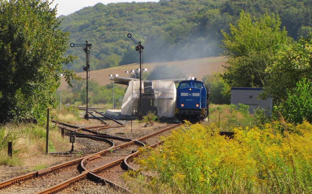 PRESS 204 022-2 + EMBB 52 8154-8 mit dem DLr 80578 von Freyburg nach Karsdorf, am 08.09.2012 bei der Durchfahrt in Laucha. Nachdem die Winzerfestbesucher in Freyburg ausgestiegen sind, wird der Zug bis zur abendlichen R�ckfahrt in Karsdorf abgestellt.