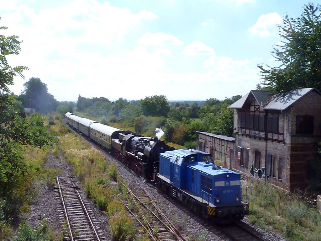 PRESS 204 022-2 + EMBB 52 8154-8 mit dem Winzerfestsonderzug DPE 80578 von Leipzig-Plagwitz nach Freyburg, am 08.09.2012 bei der Durchfahrt in Deuben. (Foto: Thomas Menzel)