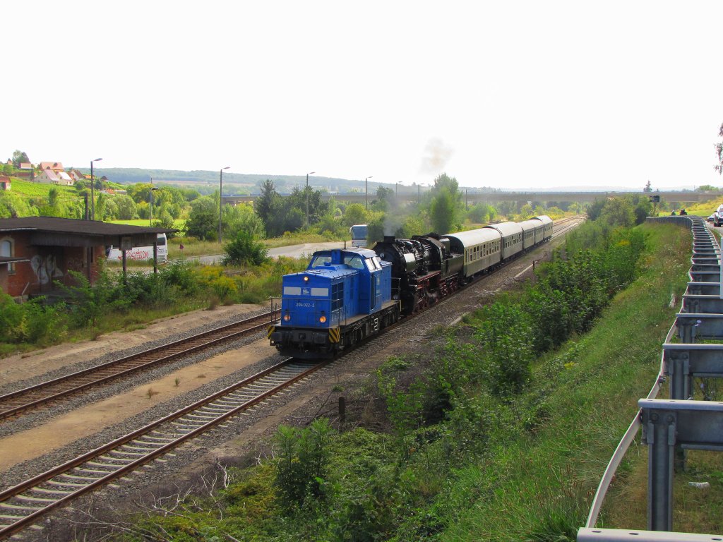 PRESS 204 022-2 als Vorspannlok mit der EMBB 52 8154-8 und dem DPE 80578 aus Leipzig-Plagwitz, beim Kreuzungshalt im alten Freyburger Bahnhof. Nach dem die Fahrg�ste am neuen Hp ausgestiegen sind, wird der Zug leer zur Abstellung nach Karsdorf fahren.