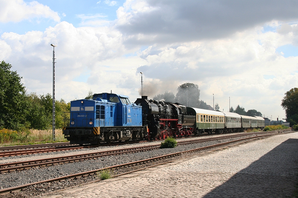 PRESS 204 022-2 und EMBB 52 8154-8 als DPE 80578 von Leipzig Plagwitz nach Freyburg, am 08.09.2012 im Bf Teuchern. (Foto: Marcel Grauke)