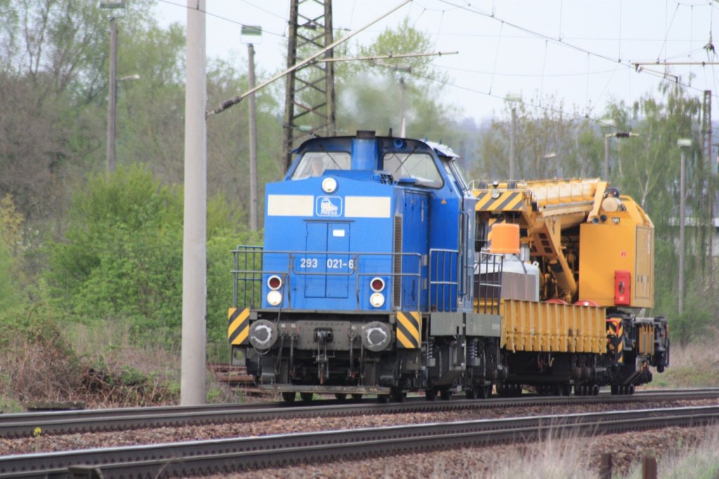 PRESS 293 021-6 mit einem Baukran Richtung Gro�heringen, beim passieren der ehem. Wagenw�sche in Naumburg; 29.04.2010
