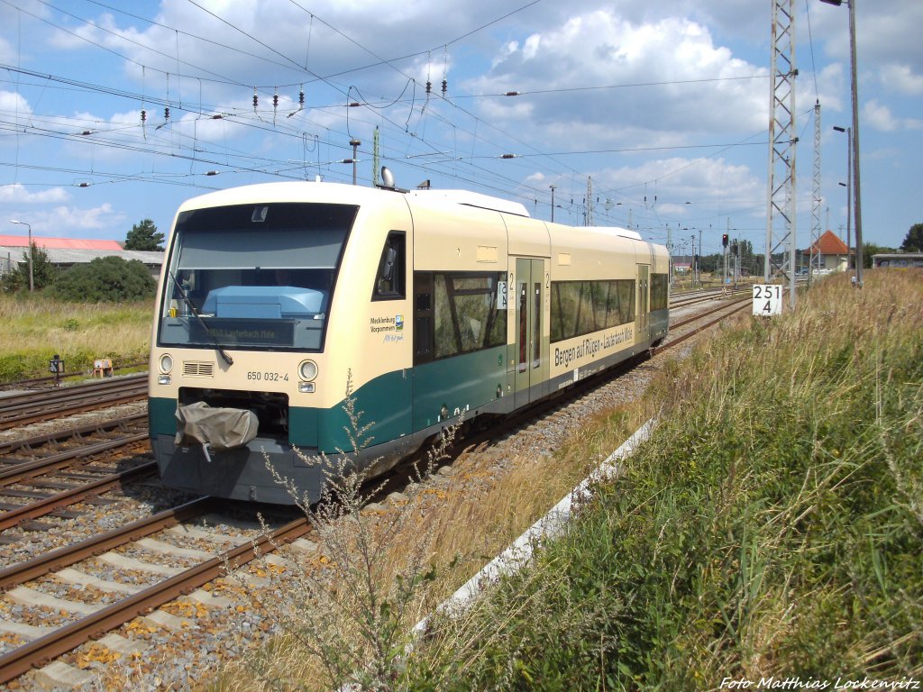 PRESS 650 032-4 als PRE 81265 mit ziel Lauterbach Mole bei der Ausfahrt aus Begen auf Rgen am 10.8.13