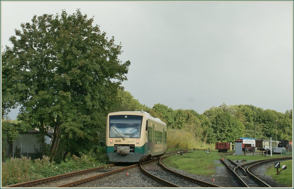 PRESS 650 032-4 auf der Fahrt nach Bergen. Das Bild wurde vom Museumsteil des Bahnhos Putbus her aufgenommen. 
18. Sept. 2010